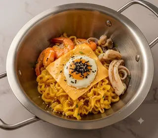 Fideos picantes Buldak con queso y huevo