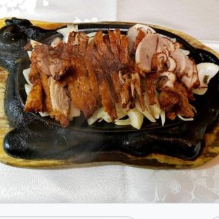 Pato En Fuente Quemada Al Estilo Chino