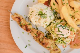 Pincho Moruno de Cerdo Especiado con Ensaladas Alemanas y Papas Fritas