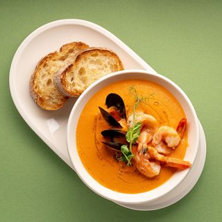 Томатний крем-суп з морепродуктами