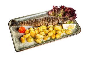 Пъстърва на скара с гарнитура картофи