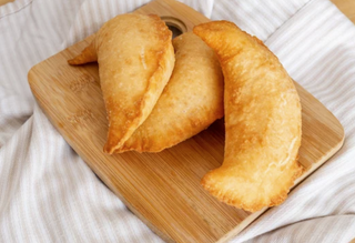 Panzerotto frito Jamón cocido Y Queso, papas fritas y cerveza 