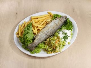 Pstrąg smażony cały