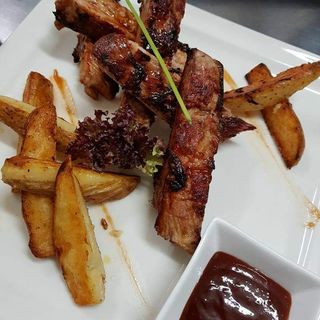 Costolette di maiale preparati in forno a carboni