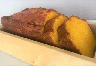 Fatia de bolo de avó laranja