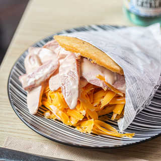 Arepa Salchicha Con Salsa Rosa Y Queso