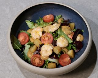 Salată cu creveți și maioneză de pere