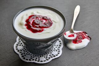 Цедено кисело мляко с домашно сладко от ягоди или мед и орехи (150г)