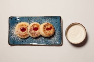 Sernik z Karmelizowanymi Jagodami