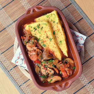 Tocăniță de ciuperci cu mămăligă