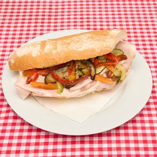 Panino con porchetta e verdure fresche