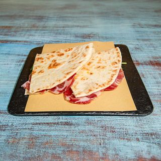 2. Capocollo, stracciatella, pomodoro, rucola