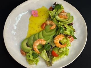 Салат з креветками та авокадо