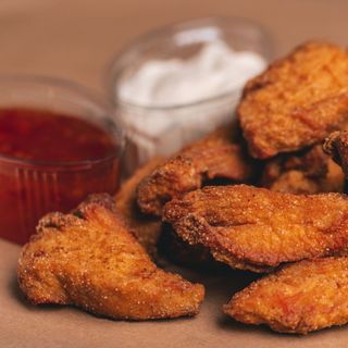 Хрупкави пилешки  филенца с чили и чеснов сос (300г)