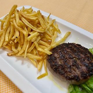 Hamburger di chianina con patatine fresche fritte