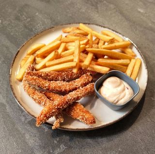 Stripsy w kurczaka z frytkami