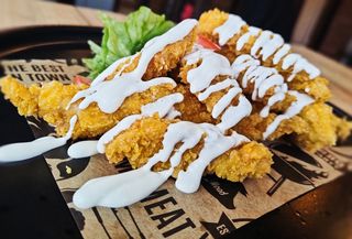 Хрупкави пилешки хапки с чеснов сос (280г)