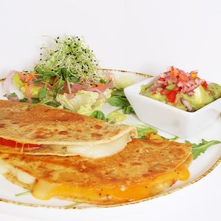 Quesadilla capresse con guacamole