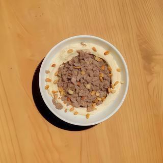 Hummus + carne picada y piñones