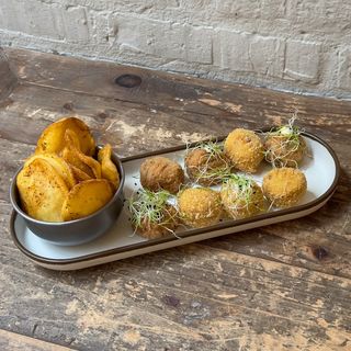 Croquetas con patatas fritas