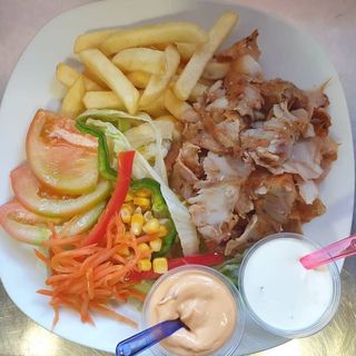 Plato infantil patatas fritas y carne