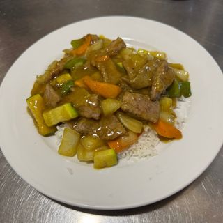 Arroz blanco con ternera en salsa curry 