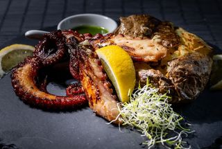 Tentacule de caracatiță / cartof copt cu unt, sos de lămâie