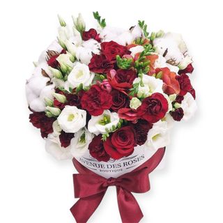 Trandafiri rosii, lisianthus si frezii