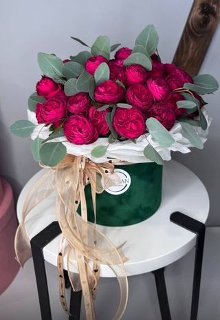 Моно букет з кущової троянди + евкаліпт