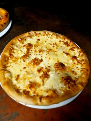 Pizza Quattro Formaggi e salami 