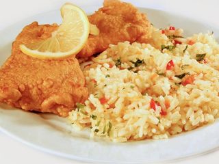 Snitel de pui cu pilaf de orez