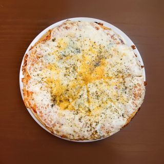 Pizza masa grande cuatro quesos media