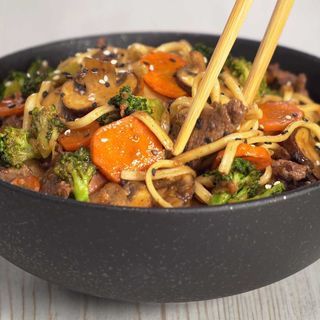 Удон з яловичиною, кукурудзою і овочами (460г)