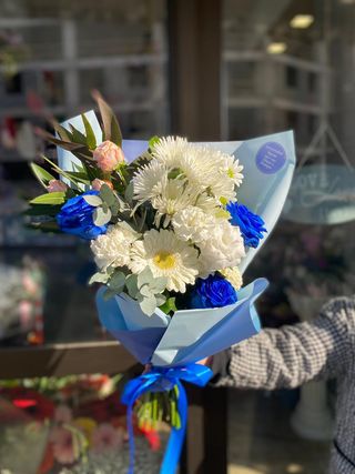 #17. შერეული თაიგული ლურჯი ვარდებით