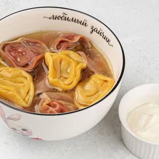 Пельмени цветные с бульоном