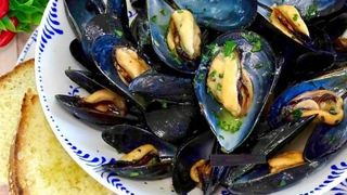 Soutè di cozze con crostini di pane al prezzemolo