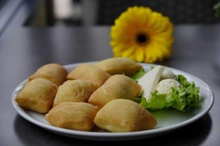 Uštipci sa kajmakom i sirom