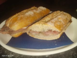 Bocadillo Solomillo Cerdo Con  Bacon Y Roquefort