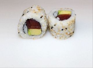 C1. Aguacate y atún (8 pzs.)