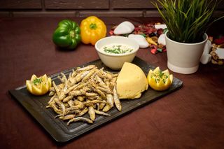 Sprot prajit cu mamaliga si mujdei