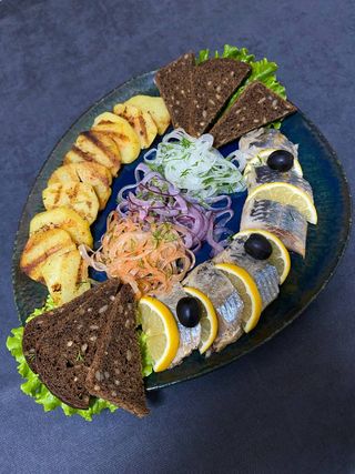 Оселедець з картоплею та грінками (350г)