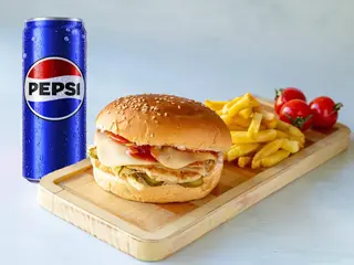 Dupli pileći burger, pomfrit i Pepsi