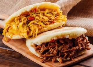 Arepa De Carne Con Pollo Y Queso