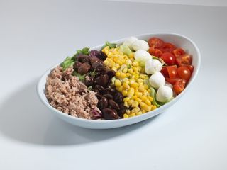 Insalatona con tonno, mozzarelline, mais e olive