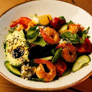 Салат з тигровими креветками, соусом Чімічурі та томатами чері (240г)