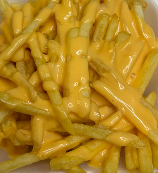 Cartofi prăjiți cu sos cheddar
