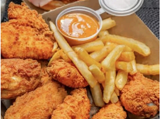 Patatas Fritas Con Pollo Crujiente Y Salsa De Queso