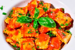 Ravioli de Carne con Salsa Bolognesa