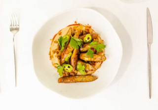 Carnati din sturion trasi in tigaie cu ceapa calita si fasole batuta