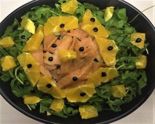 Insalata rucola, arance, salmone e note di aceto balsamico